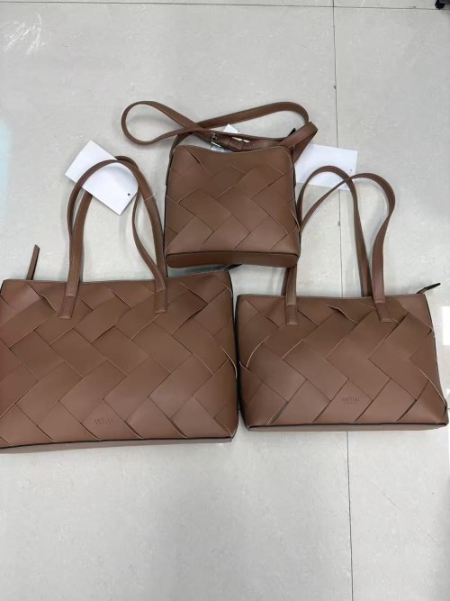 Elegant Ladys Leather Handbag for Everyday Use